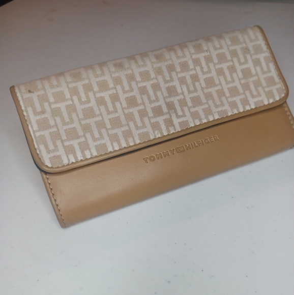 Tommy Hilfiger Wallet / Checkbook - Picture 8 of 8